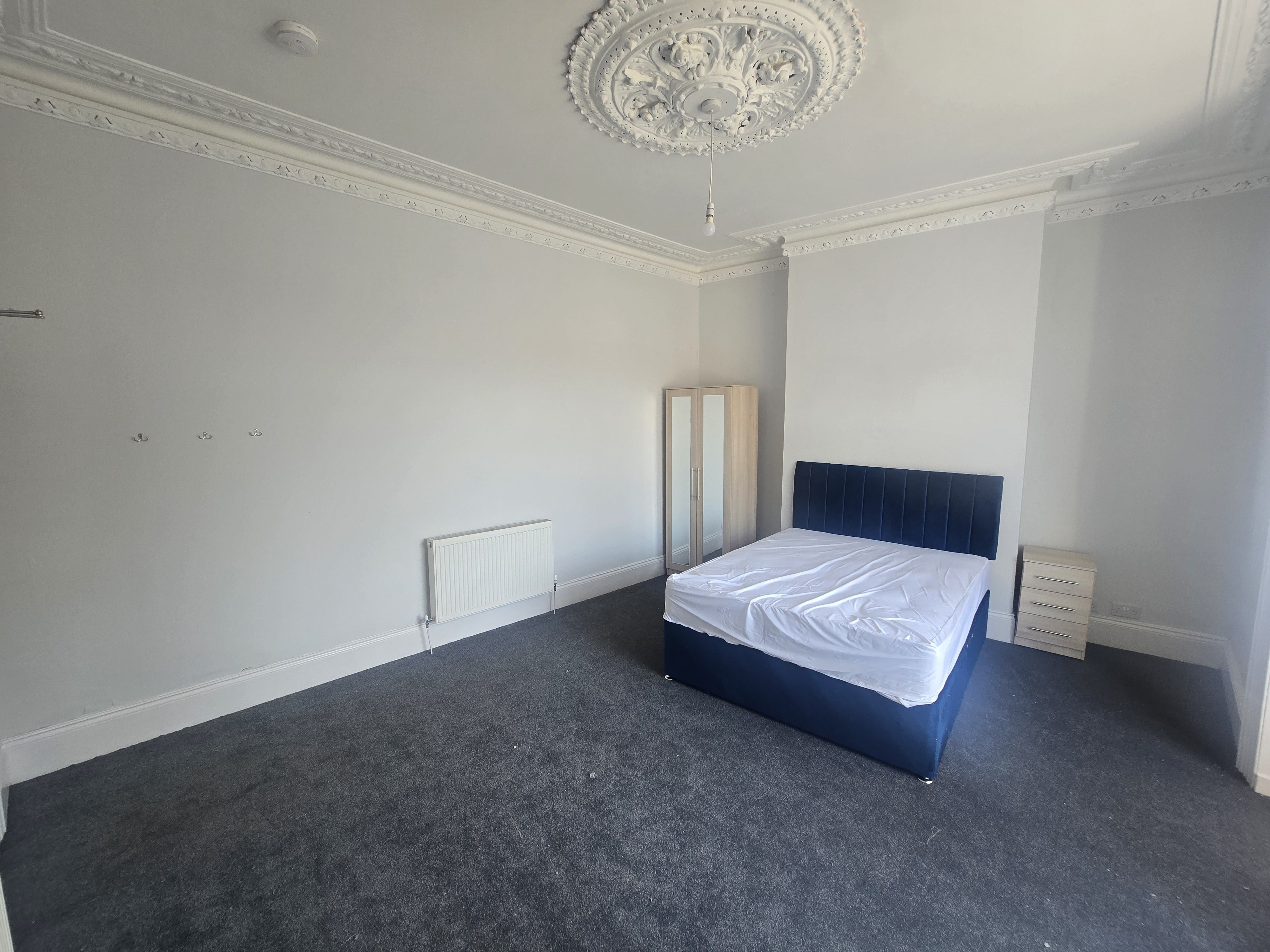 Room Thompson Road in Sunderland