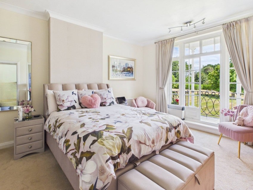 Flat Ardrossan Close in Slough
