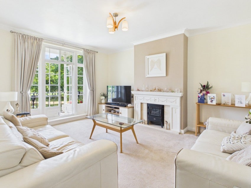 Flat Ardrossan Close in Slough
