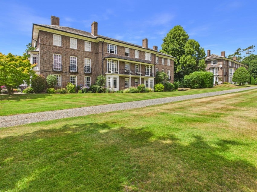 Flat Ardrossan Close in Slough