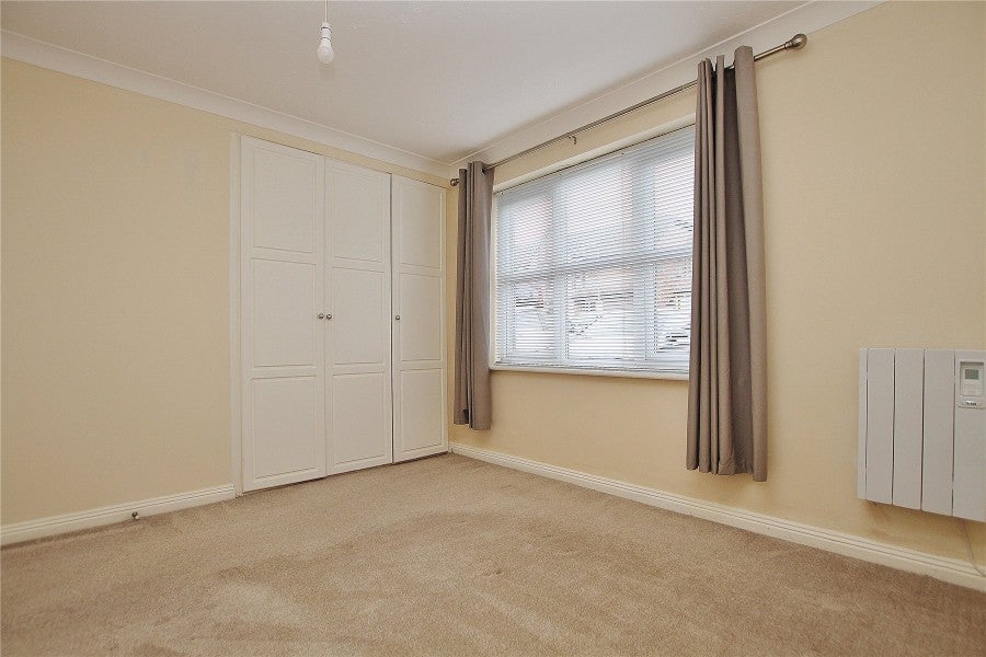 Flat Alexandra Gardens in Woking