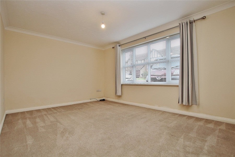 Flat Alexandra Gardens in Woking