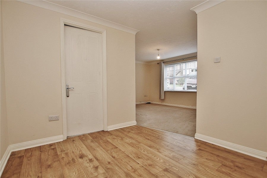 Flat Alexandra Gardens in Woking
