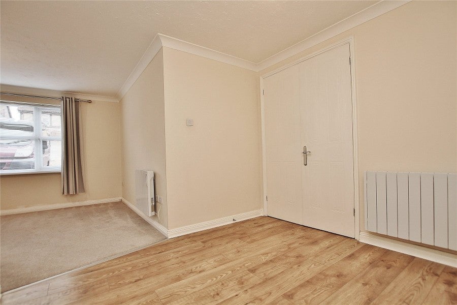 Flat Alexandra Gardens in Woking