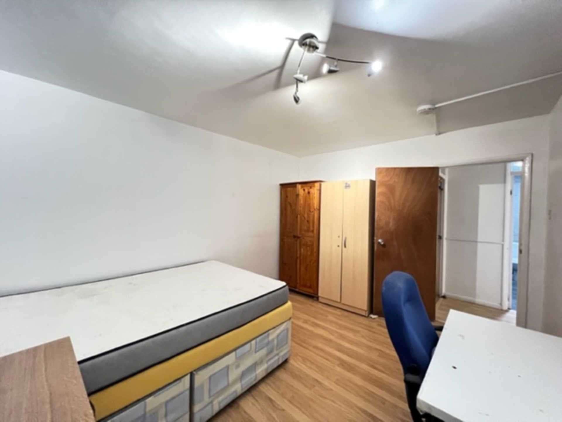 Flat Ashton Road in Greater London