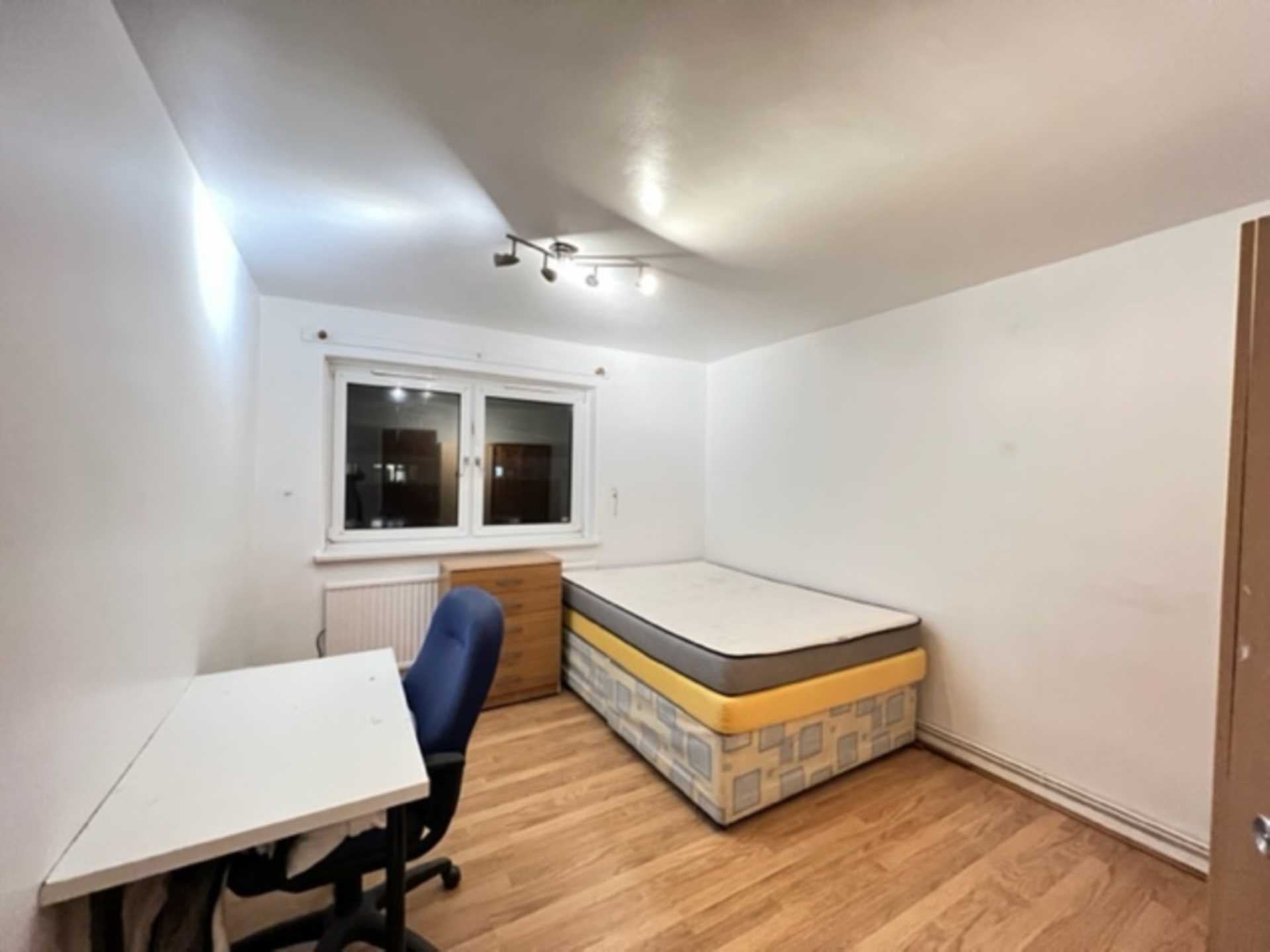 Flat Ashton Road in Greater London