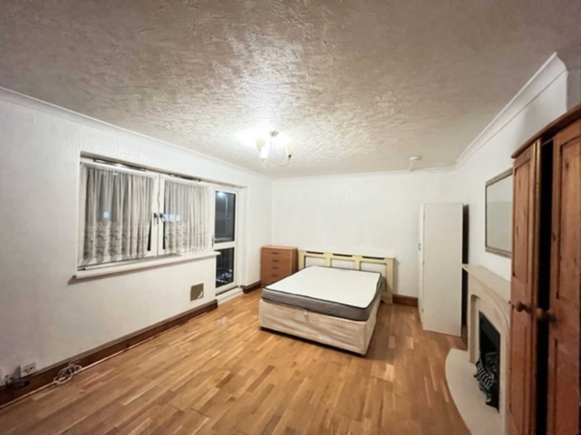 Flat Ashton Road in Greater London