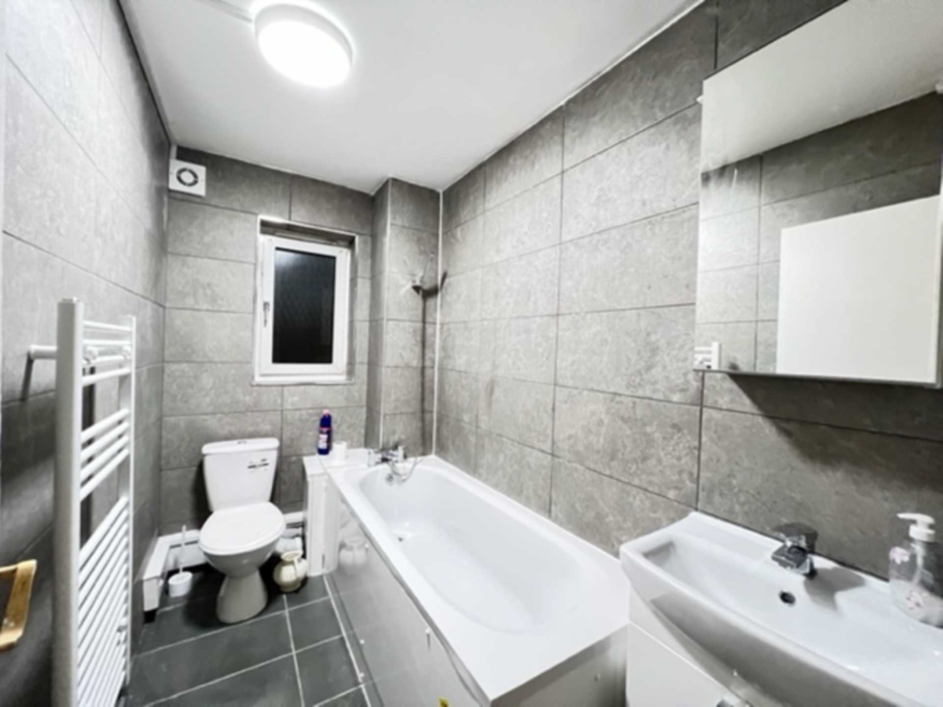 Flat Ashton Road in Greater London