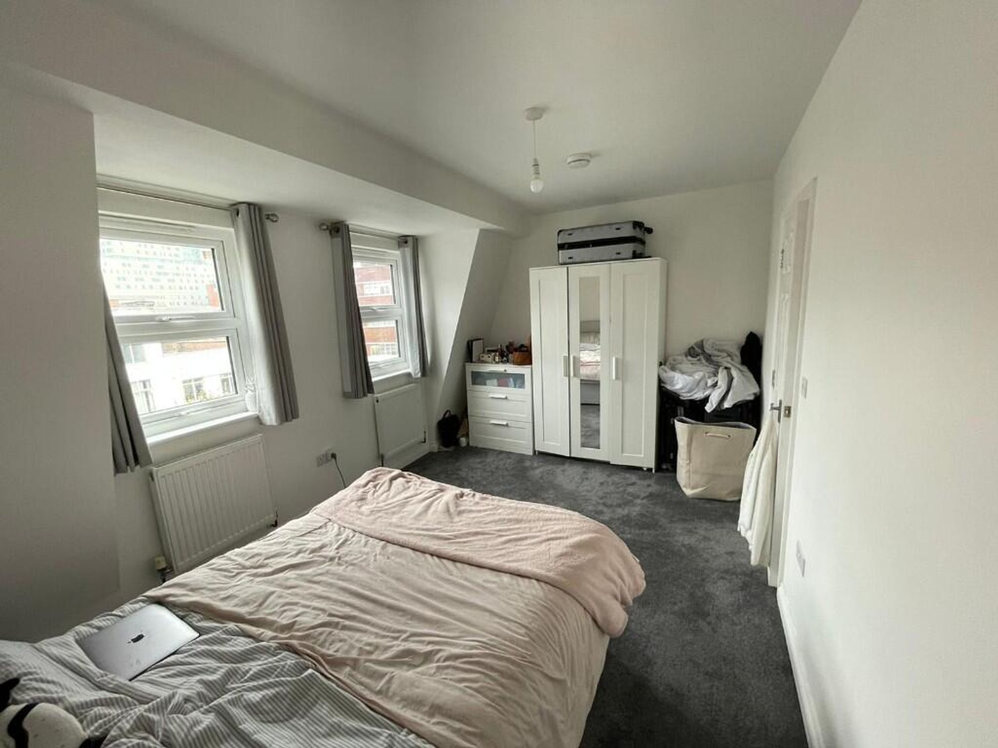 Room Commercial Road in Greater London