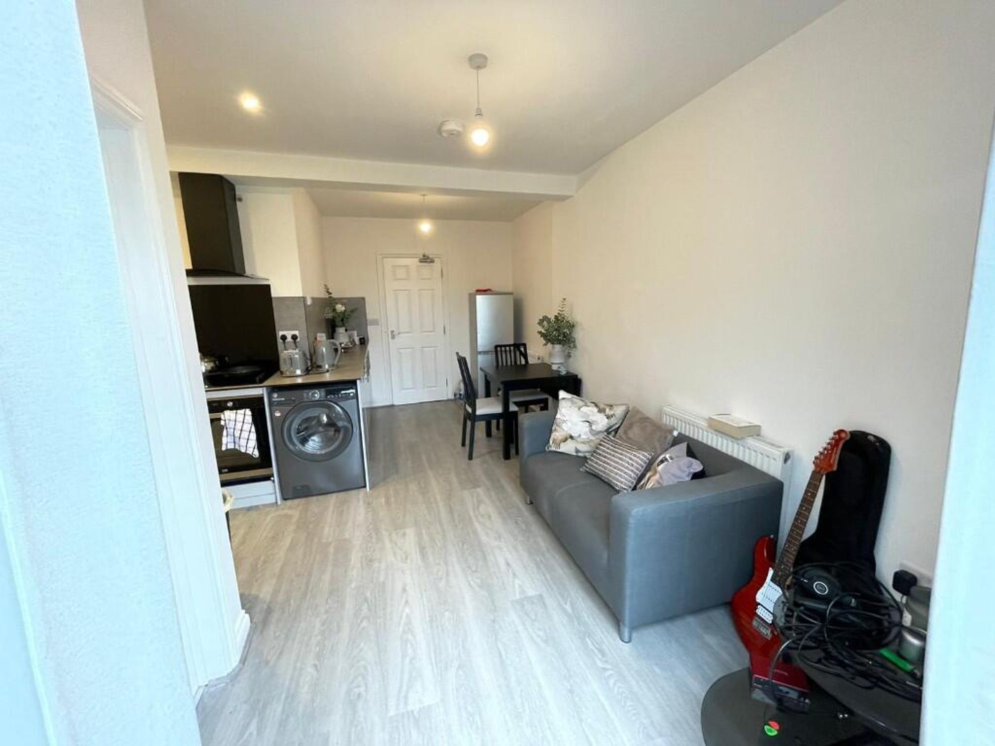 Room Commercial Road in Greater London