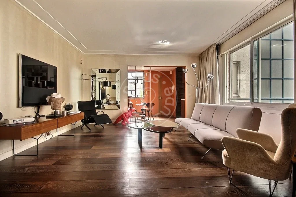 Flat Avenue Montaigne in Paris