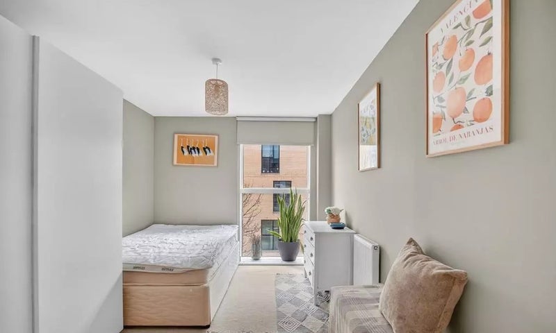 Flat Goodchild Road in Greater London