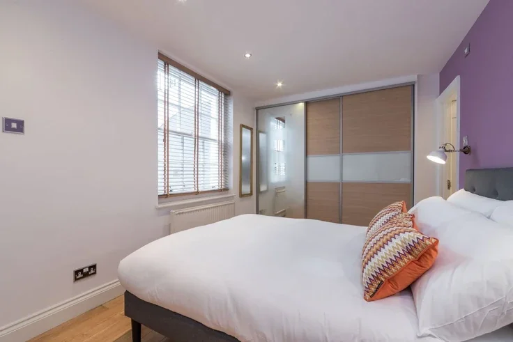 Flat Warren Street in Greater London