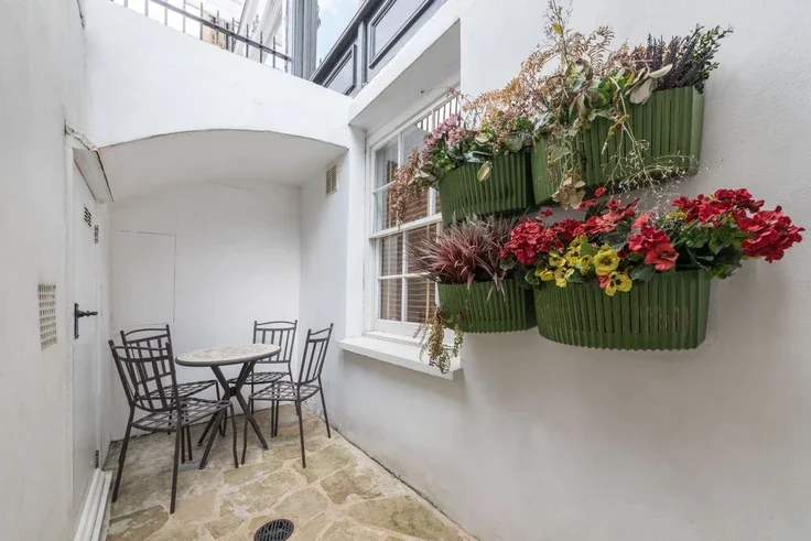 Flat Warren Street in Greater London