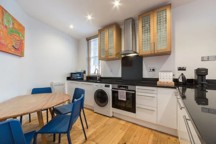 Flat Warren Street in Greater London