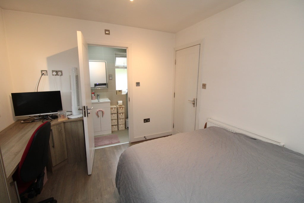 Room Carlyle Road in Birmingham