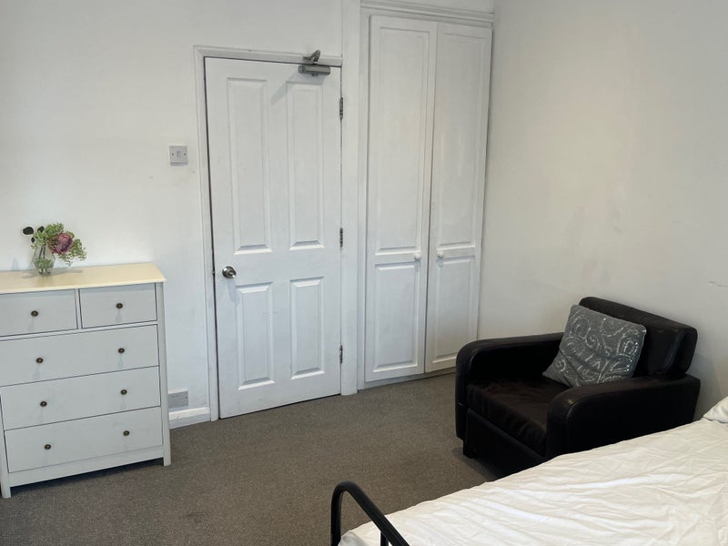 Room Colonial Road in Slough