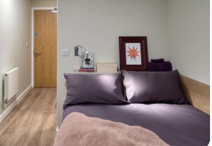 Room Settles Street in Greater London