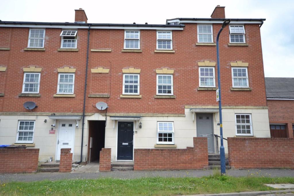 House Ickworth Close in Daventry