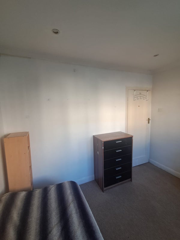 Room Amblecote Close in Greater London