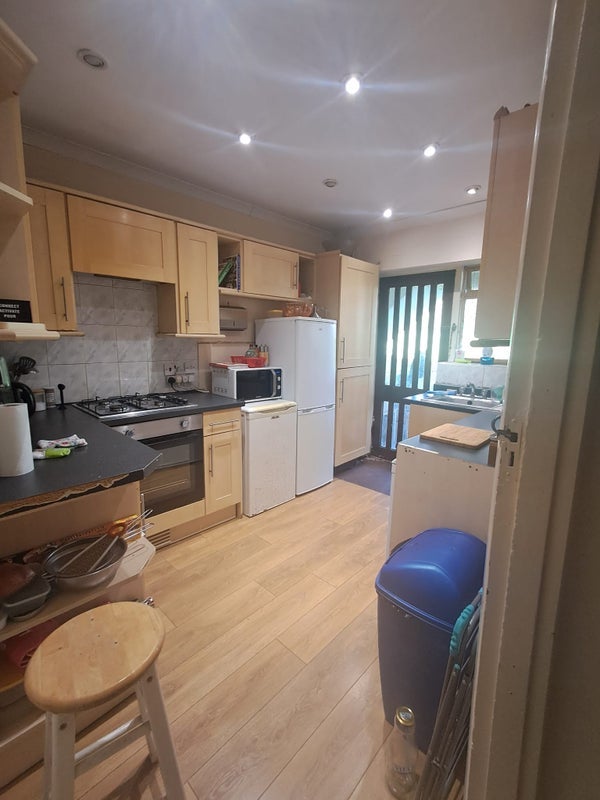 Room Amblecote Close in Greater London