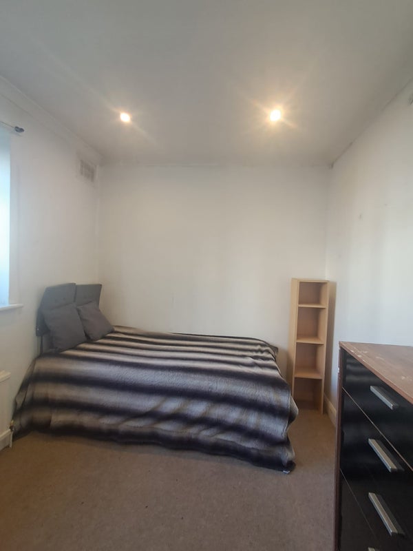 Room Amblecote Close in Greater London