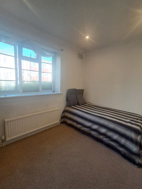 Room Amblecote Close in Greater London