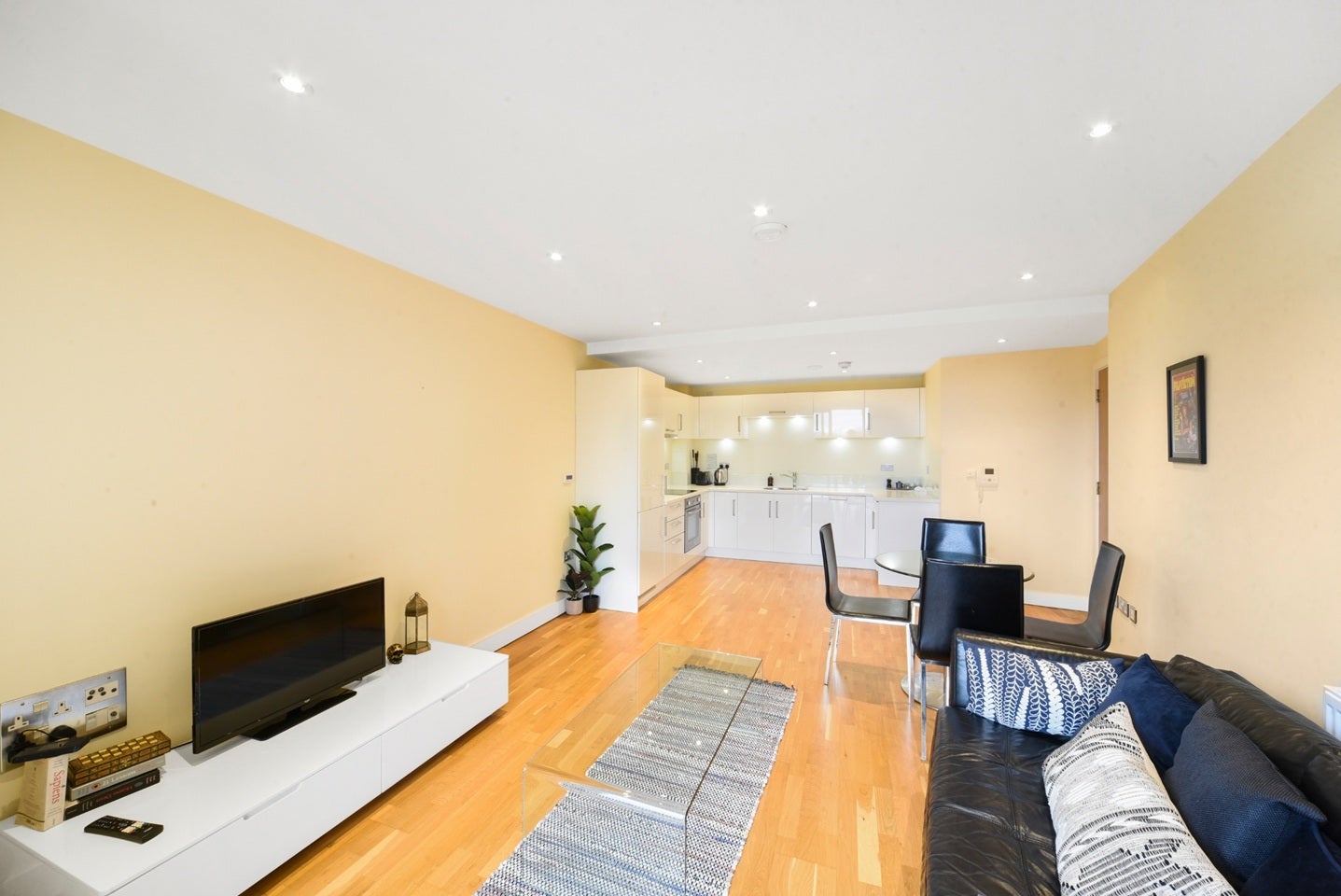 Flat Tanner Street in Greater London