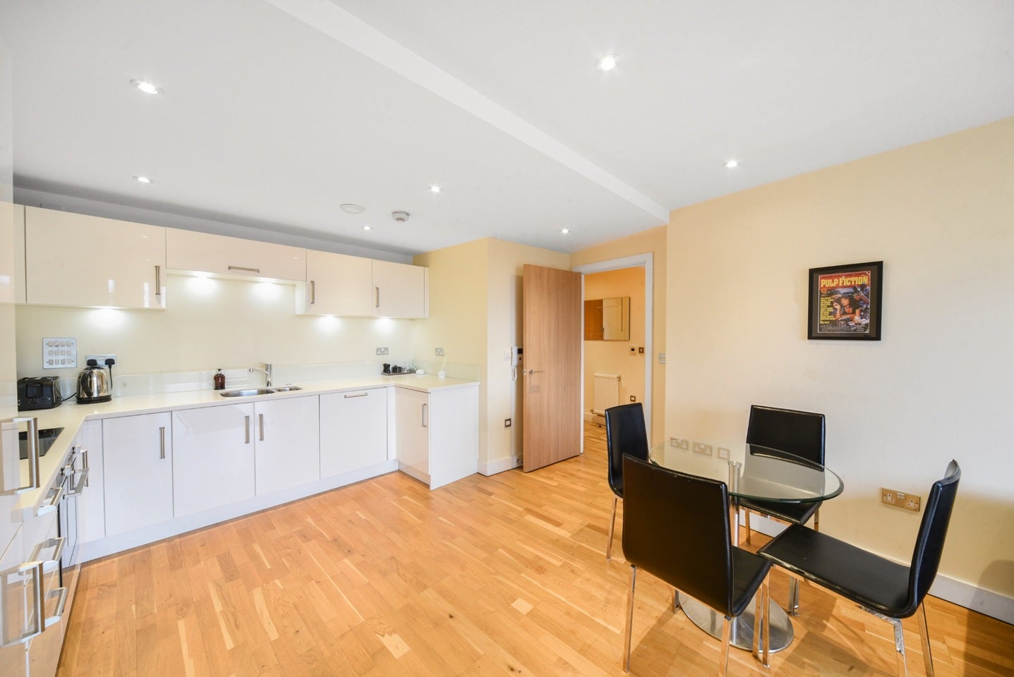 Flat Tanner Street in Greater London