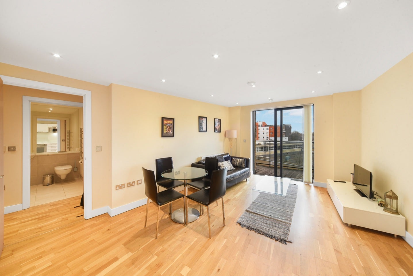 Flat Tanner Street in Greater London