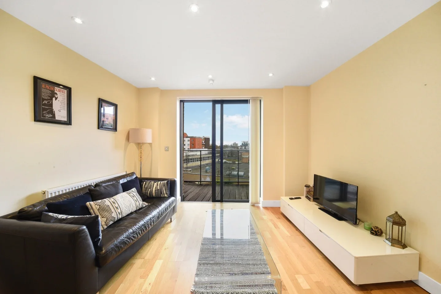 Flat Tanner Street in Greater London