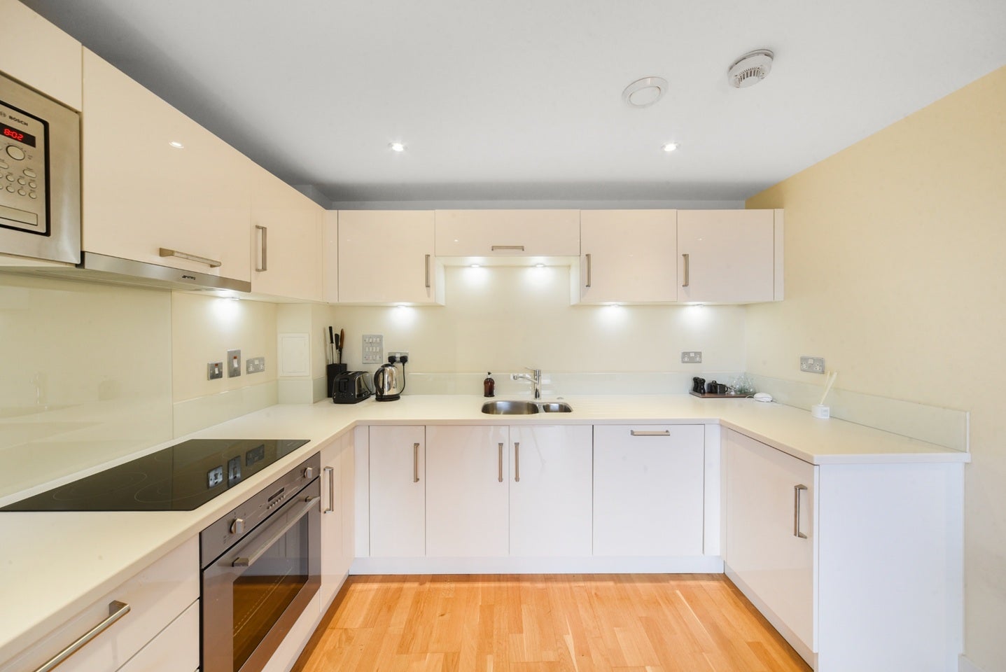 Flat Tanner Street in Greater London