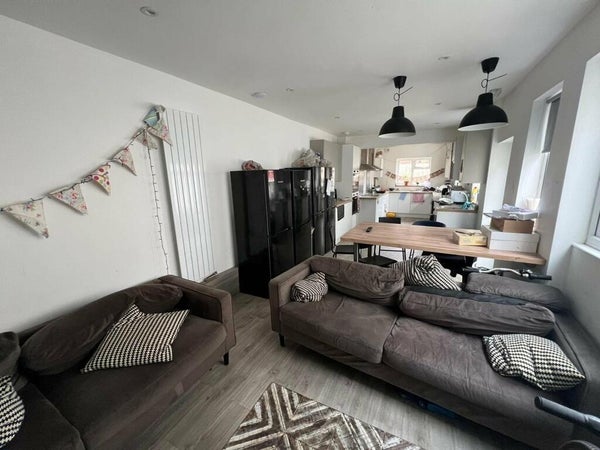 Flat Fishponds Road in Bristol