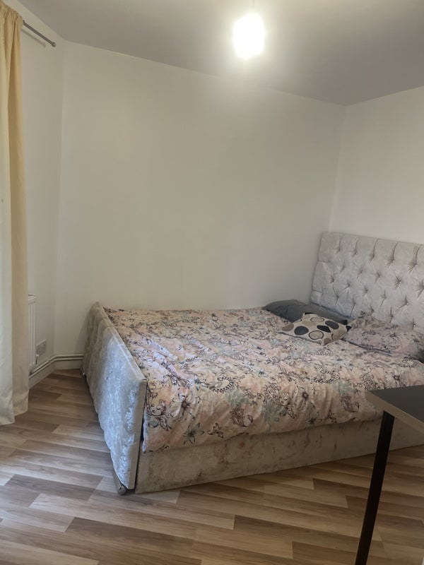 Room New Compton Street in Greater London
