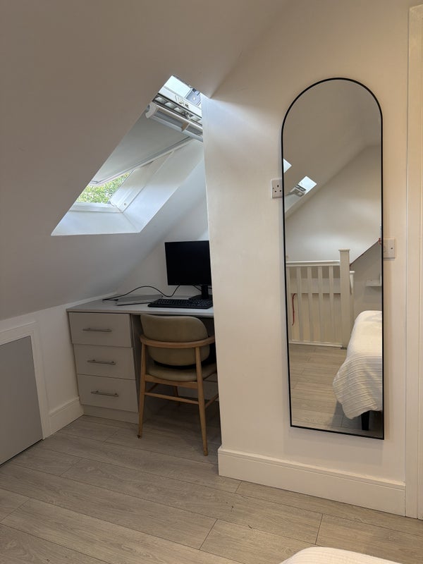 Room Henchman Street in Greater London
