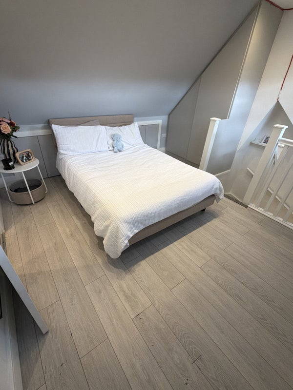 Room Henchman Street in Greater London