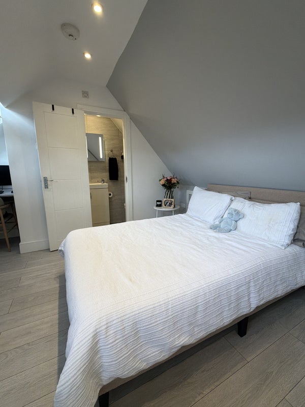 Room Henchman Street in Greater London