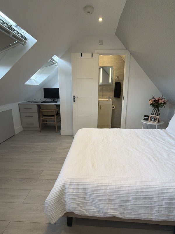 Room Henchman Street in Greater London