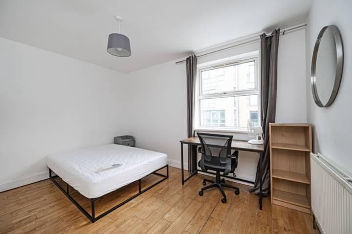 Room Talwin Street in Greater London