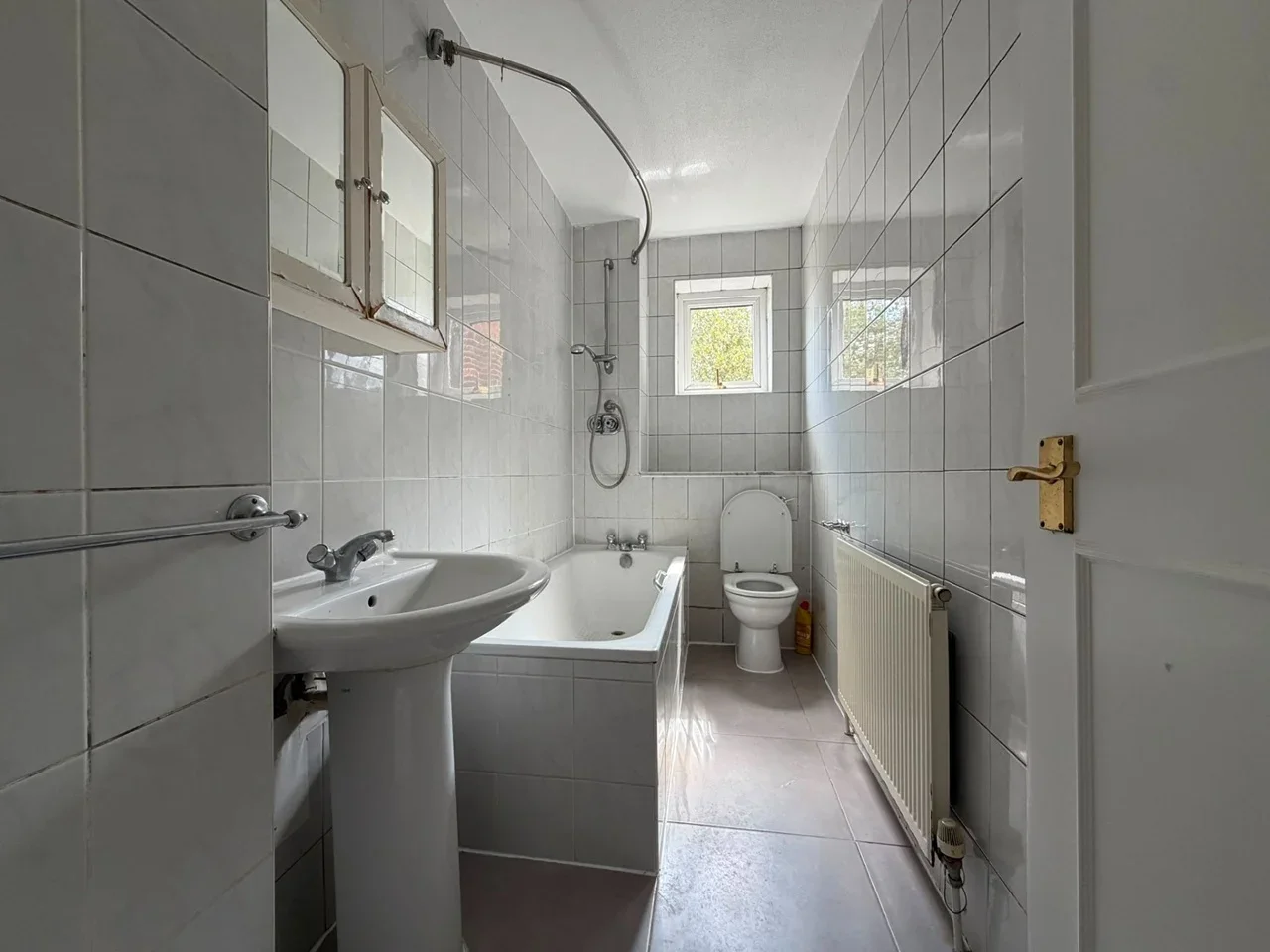Flat Nursery Walk in Greater London