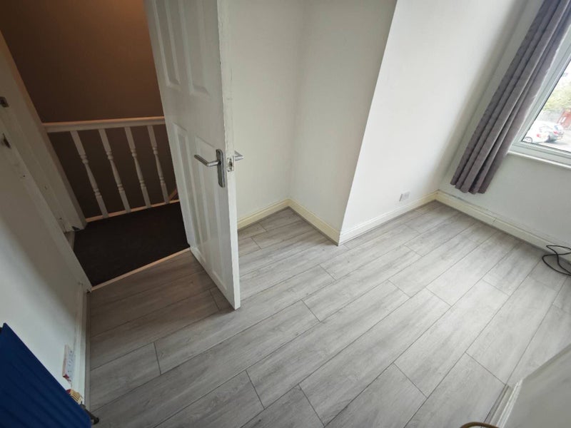 Room Thornton Road in Manchester