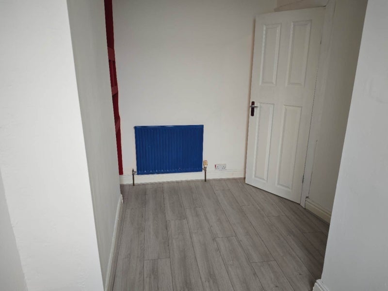 Room Thornton Road in Manchester