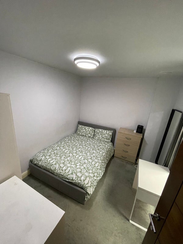 Room Cuba Street in Greater London