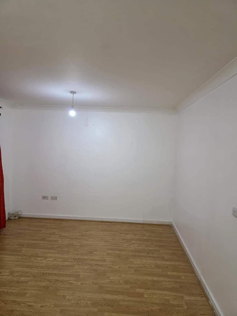 Flat Waxlow Way in Greater London