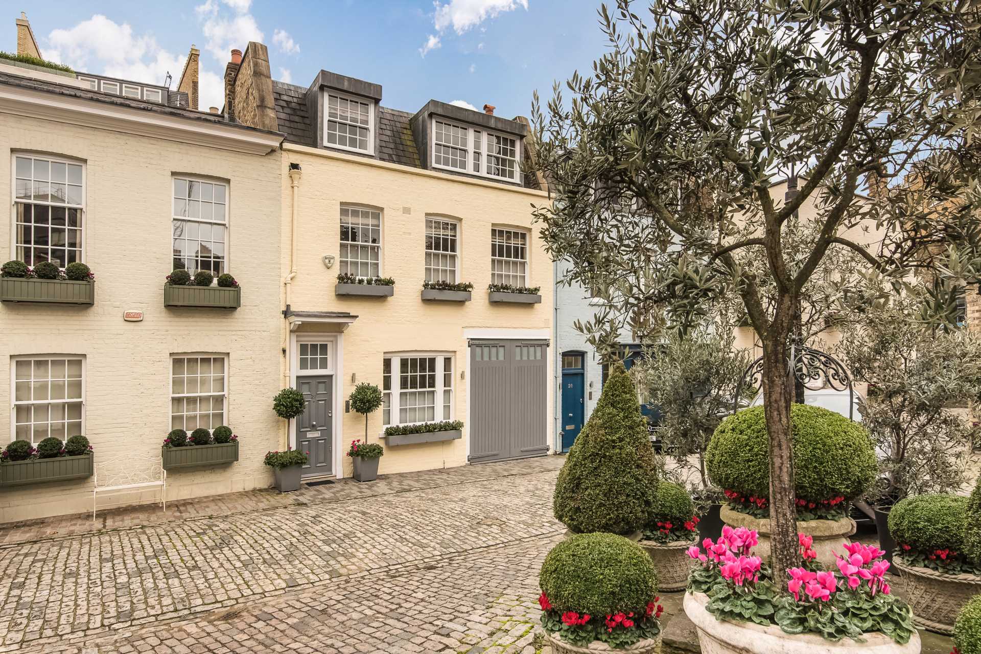 House Wilton Row in City of Westminster