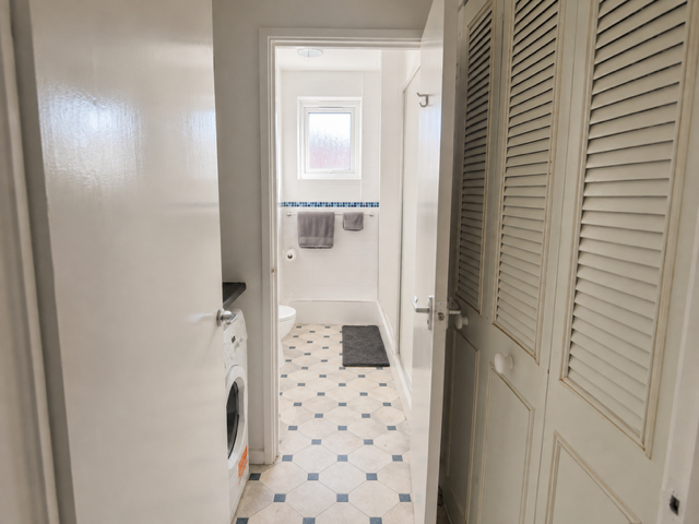 Flat Azelin Court in Stratton St. Margaret