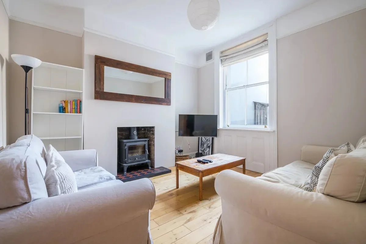 Flat Hinton Road in Greater London