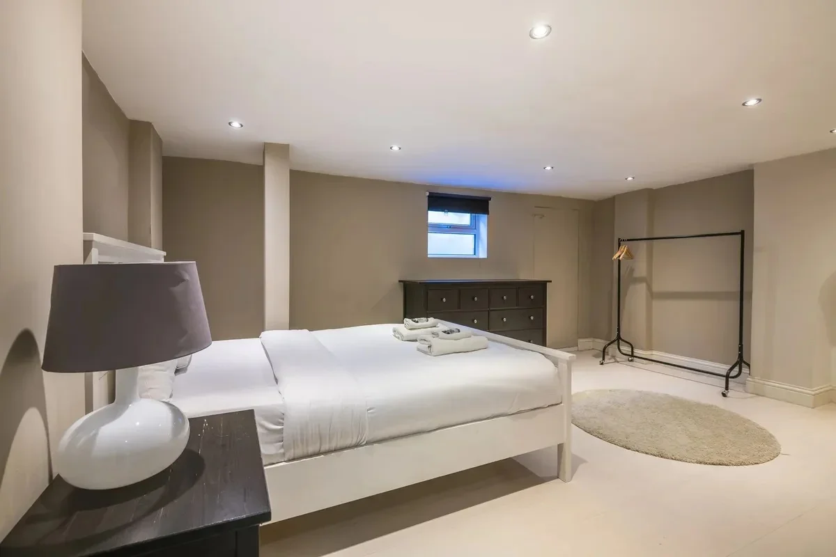 Flat Hinton Road in Greater London
