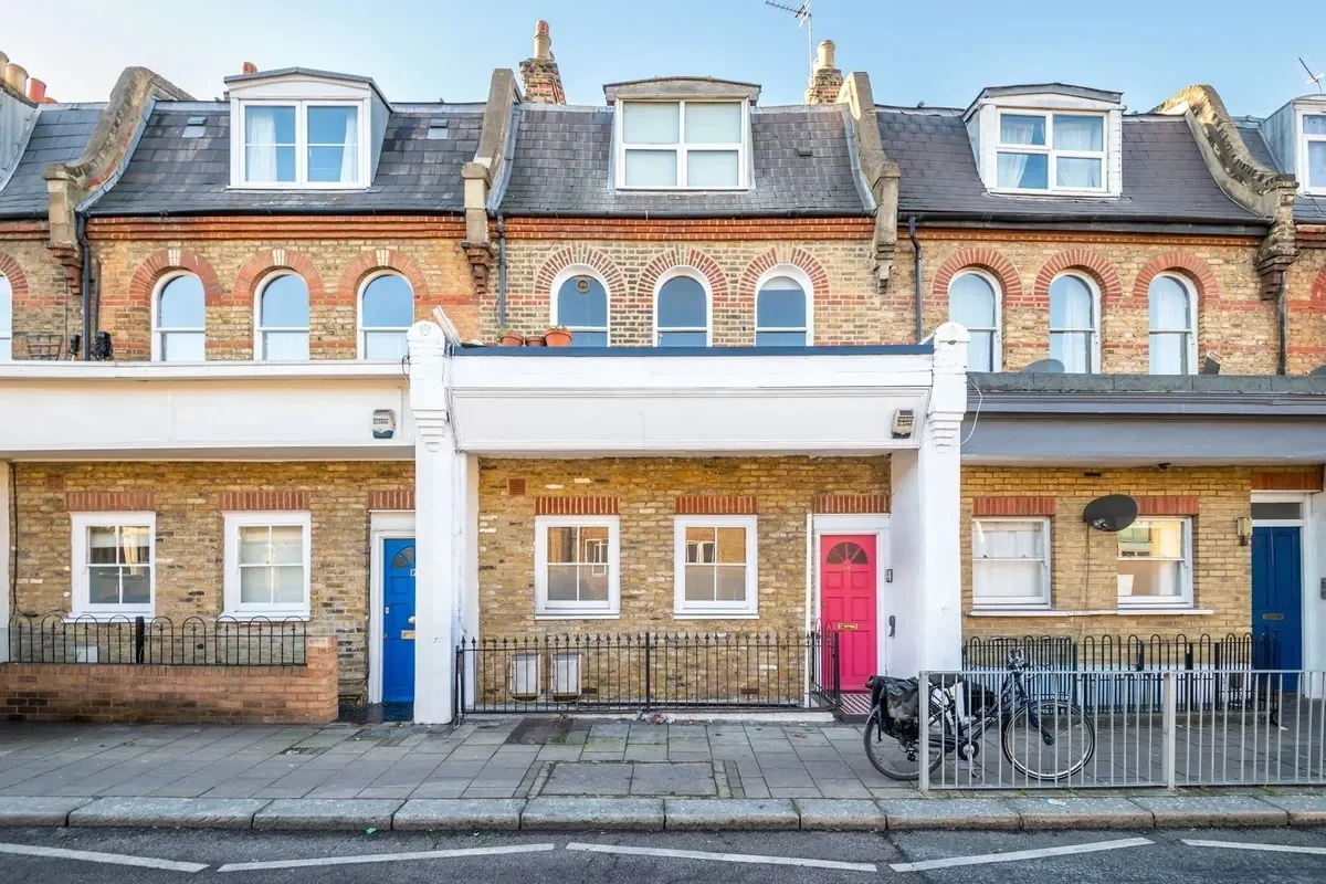 Flat Hinton Road in Greater London