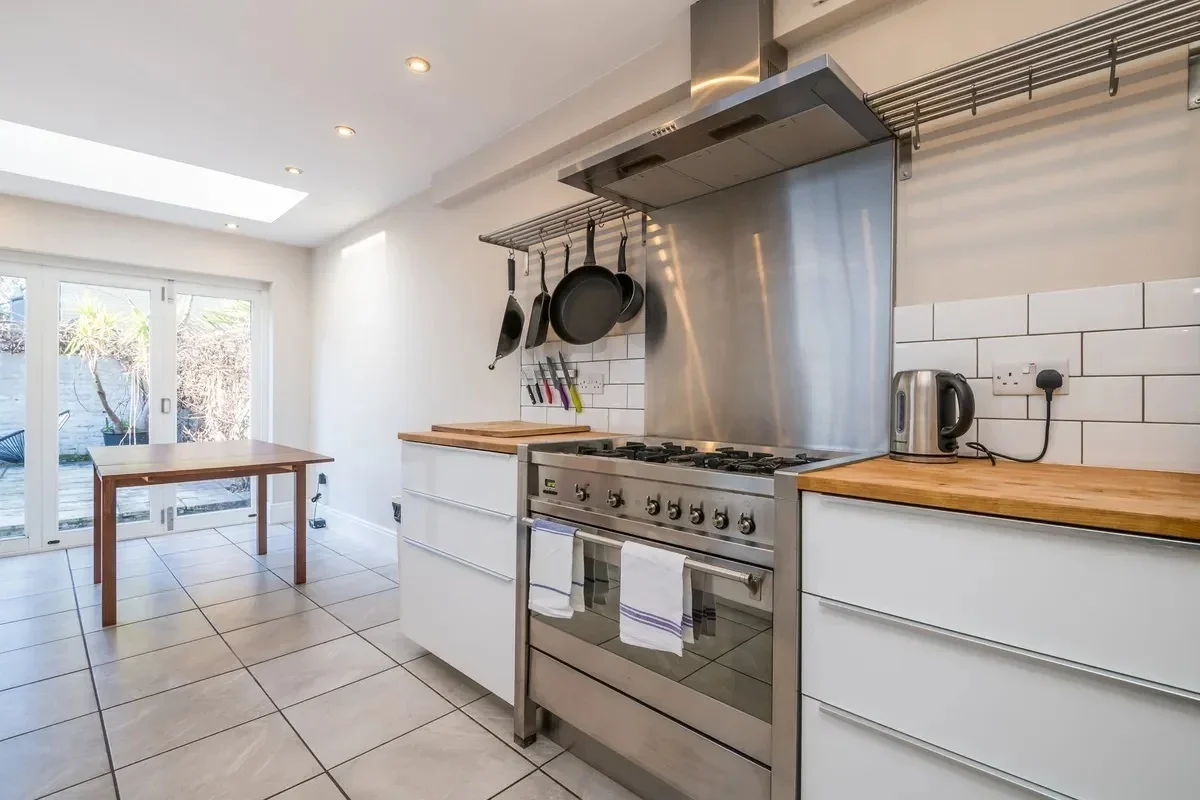 Flat Hinton Road in Greater London